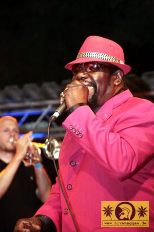 Roy Ellis (Jam) with Kalles Kaviar - This Is Ska Festival - Wasserburg, Rosslau 27. Juni 2008 (6).JPG